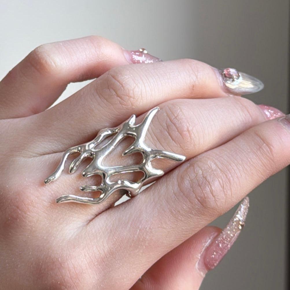 Xenomorphic Ring on Finger